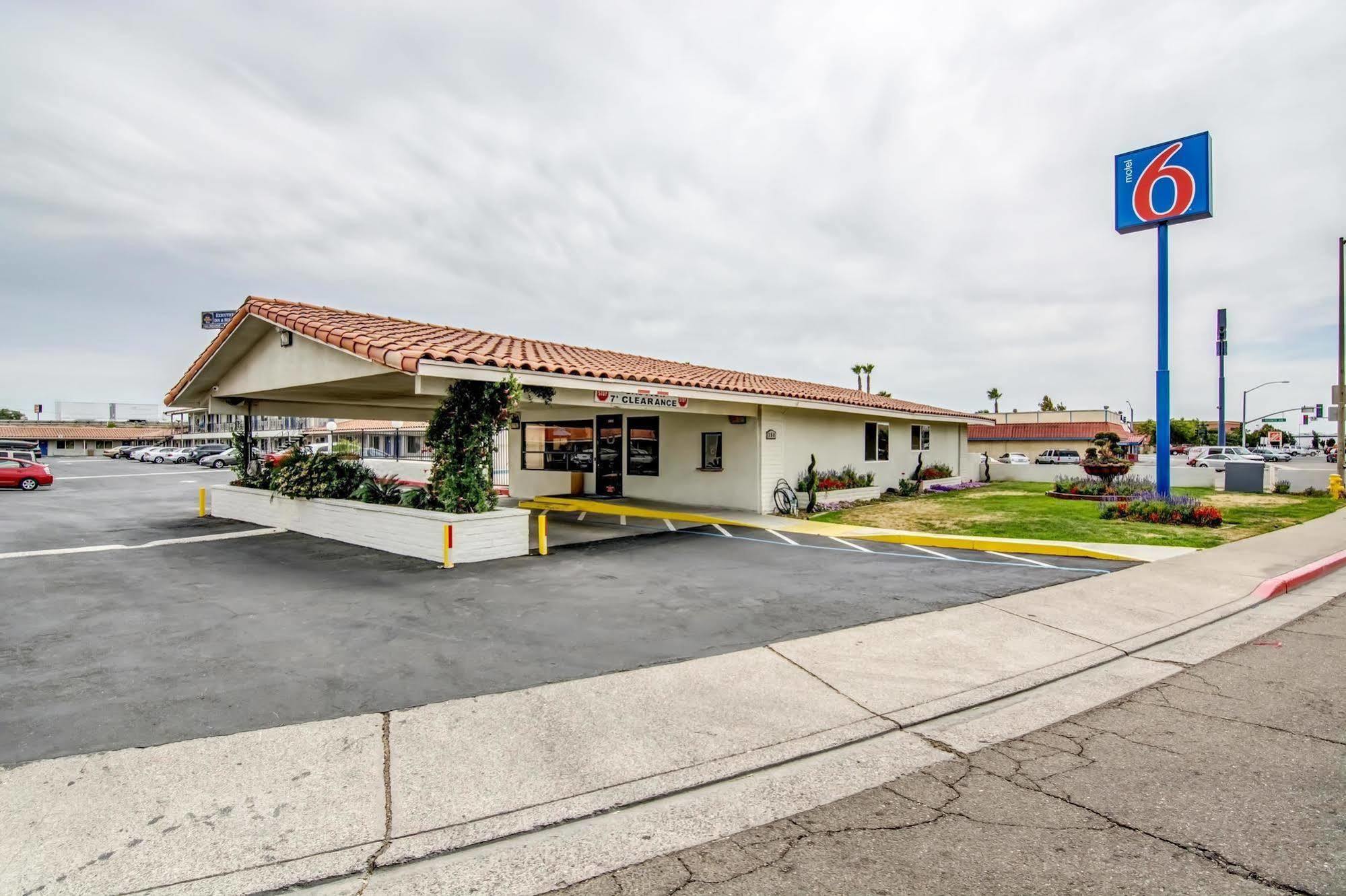 Motel 6 Мантика Екстериор снимка